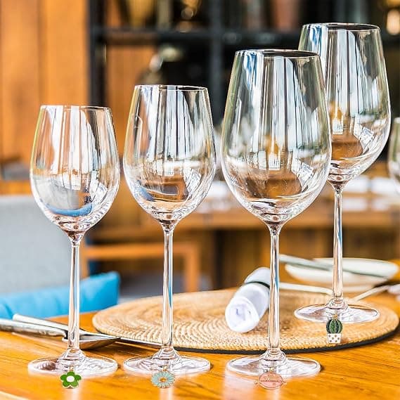 Vinglass-sjarm – 24 morsomme vinglass-merker for smaksprøver