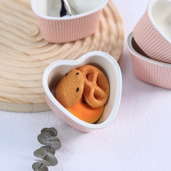 Hjerteformede lyserøde porcelæns-souffléskåle, ramekiner - 3,5 tommer til soufflé, creme brulee og dip - Sæt med 4, lyserød