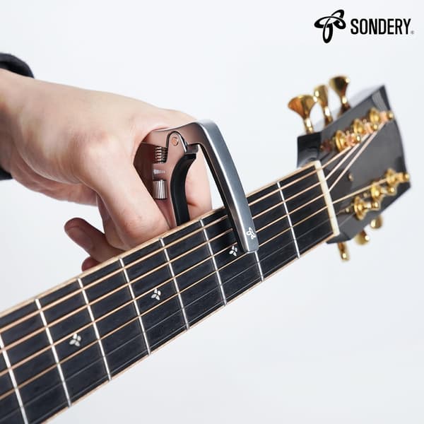 Gitarrcapo Trigger Spänning Justerbar Professionell för 6-strängade Akustiska och Elektriska Gitarrer med Gitarrstallstiftutdragare, 2 st