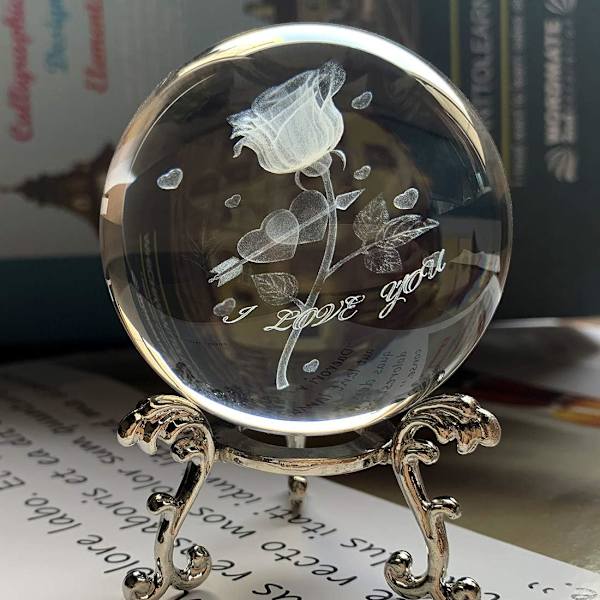 Kristall 2,4 tum (60 mm) Carving Rose Crystal Ball med Sliver-Plated Flowering Stand