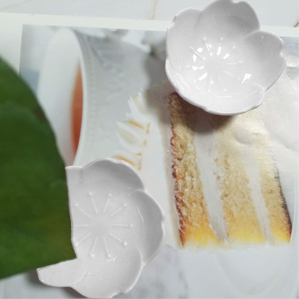 2 stycken Mini Dessert Skålar, Snacks Serveringsskålar, Mini Blomma Sås Skålar, för Förrätter, Tomatsås, Sojasås, Sushi, Vinäger (Vit)