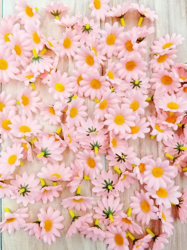 100x Kunstige lyserøde margueritter stofblomsterhoveder, fest bryllupsbordkonfetti scrapbogstilbehør