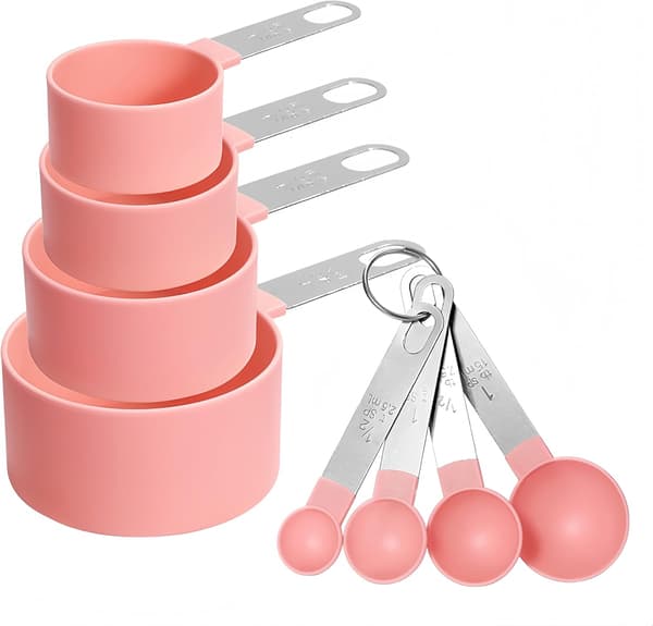 8 stk. målebeger og skjesett, stablebart håndtak i rustfritt stål, liten teskje med plasthode (rosa)