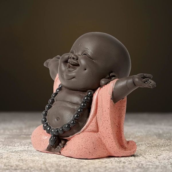 Liten skrattande Buddha, söt munkstaty, sött flin