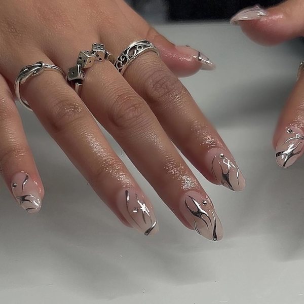 Tryck på naglar Medium Almond Falska naglar Chrome Swirl Akrylnaglar Stiletto Silver Aurora Konstgjorda naglar