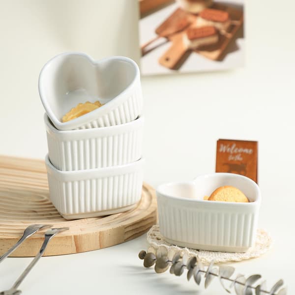 Hjerteformede lyserøde porcelæns-souffléforme, ramekiner - 3,5 tommer til soufflé, creme brulee og dyppesaucer - sæt med 4, hvid