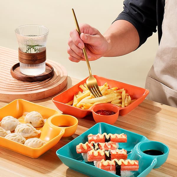 Forrettfat: Forrettboller og dippboller, chips, kopper, snackskåler med rom, serveringsskåler for snacks, snacks, nøtter,