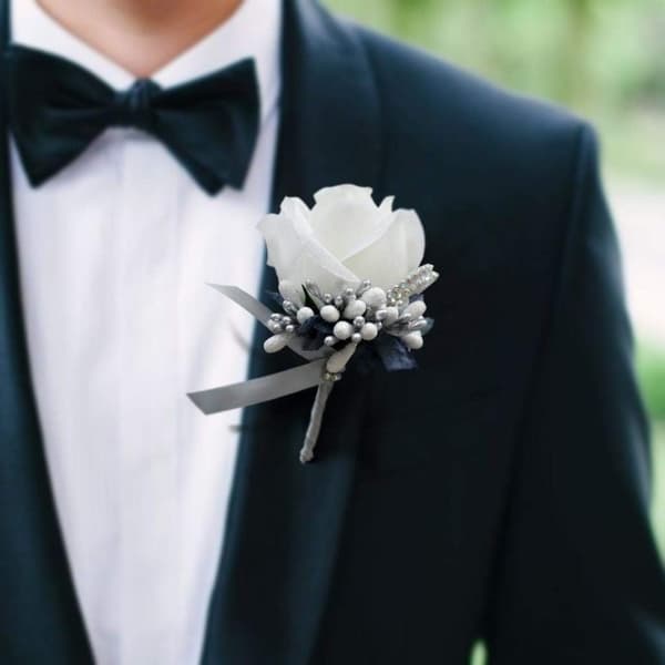 2x Bröllopsbröstblommor för män, bröllopsblommor, knapphål, tillbehör, brudgum, bal, fest, kostymdekoration, silverfärg, vit, grå