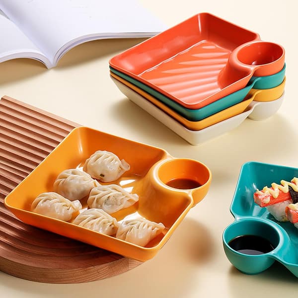 Forrettfat: Forrettboller og dippboller, chips, kopper, snackskåler med rom, serveringsskåler for snacks, snacks, nøtter,