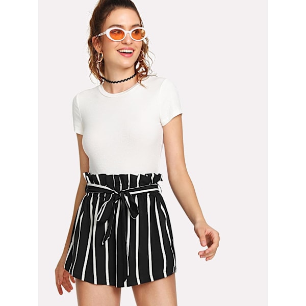 Damer med casual sommarshorts med elastisk midja . Black White