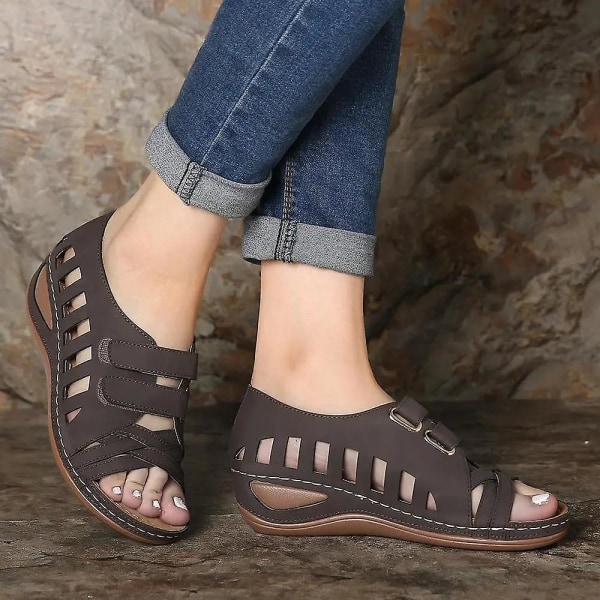 Sommer kvinners sandaler, hule kiler Spenne plattform fritidssko. Coffee 42