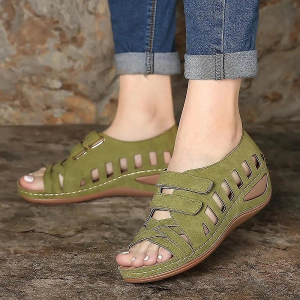 Sommer kvinners sandaler, hule kiler Spenne plattform fritidssko. Coffee 42