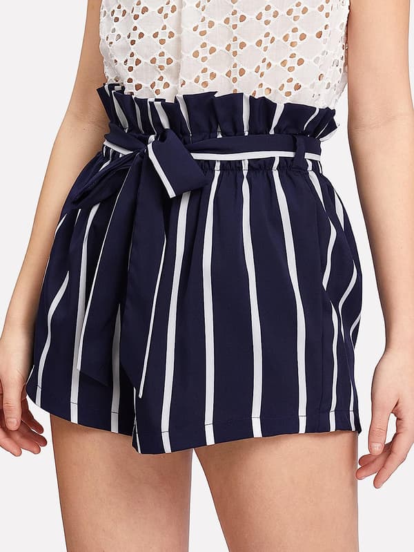 Afslappede sommershorts til kvinder med elastik i taljen. Navy