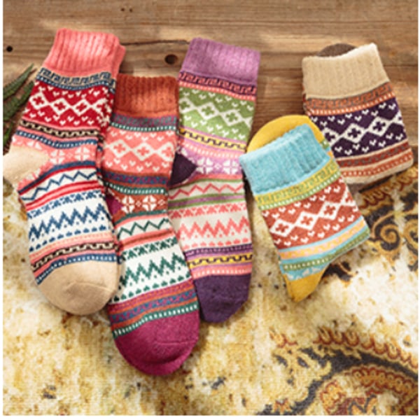 5 par strikkede strømper i flotte farver og mønstre wz