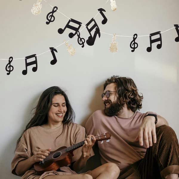 Musikknotefestdekorasjonsgirlander med gitardesign, glitterhengende banner