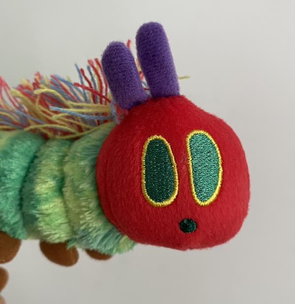 Barnbok Eric Carle-docka Den mycket hungriga larven mjukdjursdocka