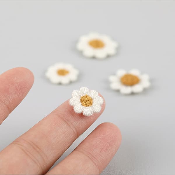 20 ark/batch små blomsterbroderidekaler, off-white tredimensionella