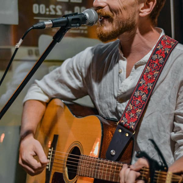Röd - Broderad gitarrrem, läderrem med osynlig ficka, för bas, elgitarr och akustisk gitarr