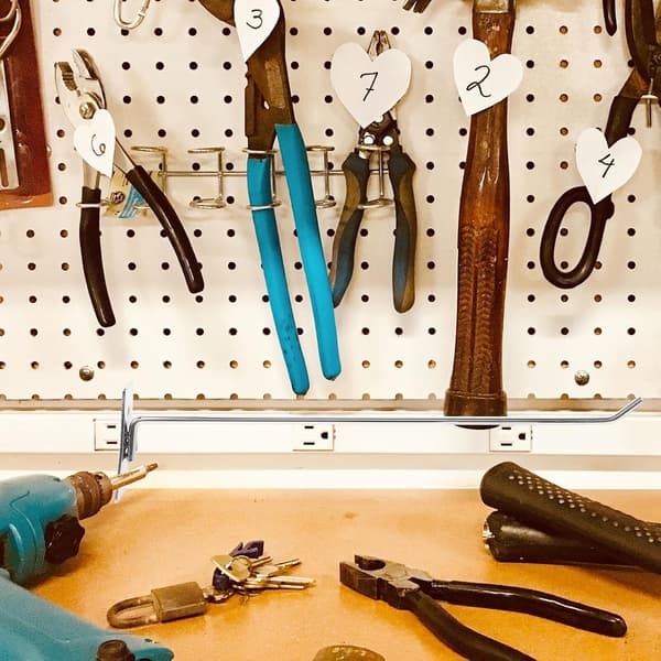 2 kpl metallikoukkuja reikälevyyn, 5 mm paksu, 30 cm pitkät ruuvit, raskaat seinäkiinnitteiset koukut