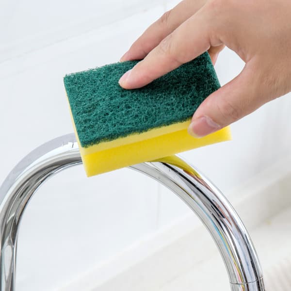 Et sett med 2 standard absorberende skumsvamper for servise
