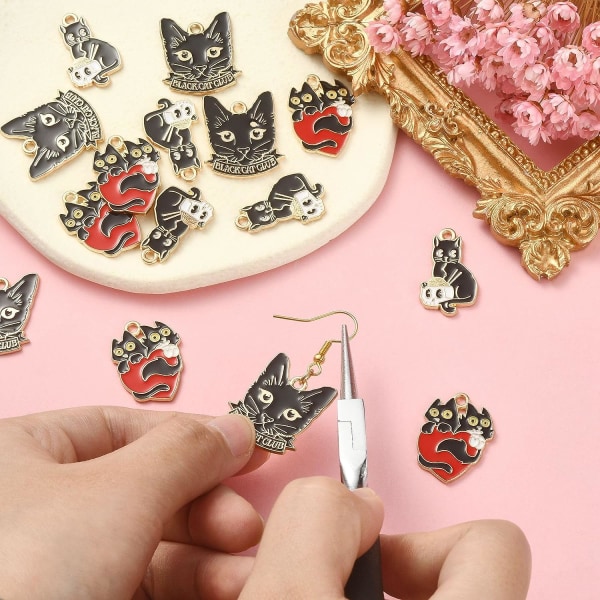 30 stk 3 stiler emalje Halloween-tema-smykker Svart katt med hodeskalle-hjerte-smykker for DIY-smykker