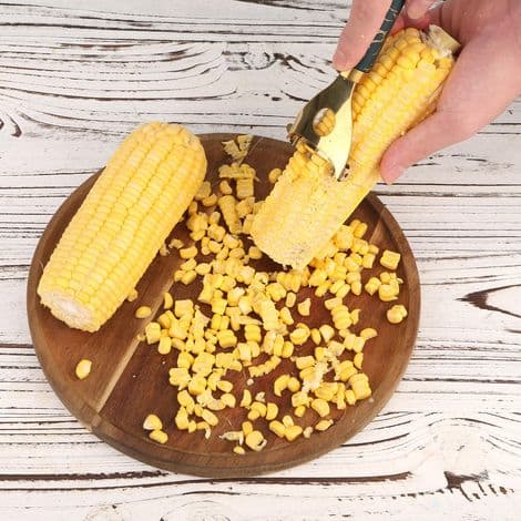 Corn peeler, stainless steel food scraper, effectively removes corn kernels.