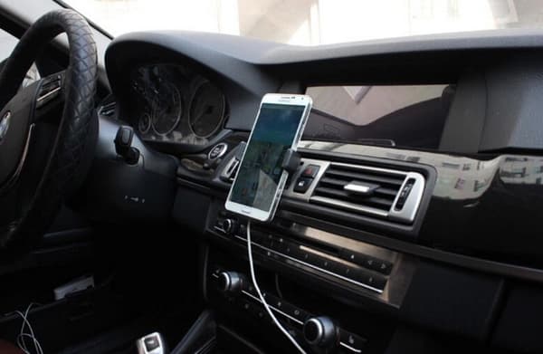Yleiskäyttöinen matkapuhelin-/GPS-pidike autoon, musta