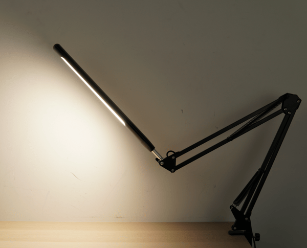 LED skrivebordslampe med justerbar svingarm Sort
