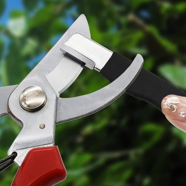 Pocket Diamond Sharpener for Knives and Tools. Non-slip handle, perfect for precise sharpening in the garden.