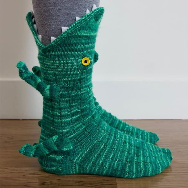 Stickade strumpor, vintervarma strumpor, kreativ krokodilform