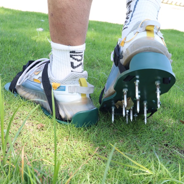 Gräsluftarskor med krok- och ögleremmar för effektiv luftning av gräsmatta, en one size passar alla Friinstallation, kraftiga sandaler