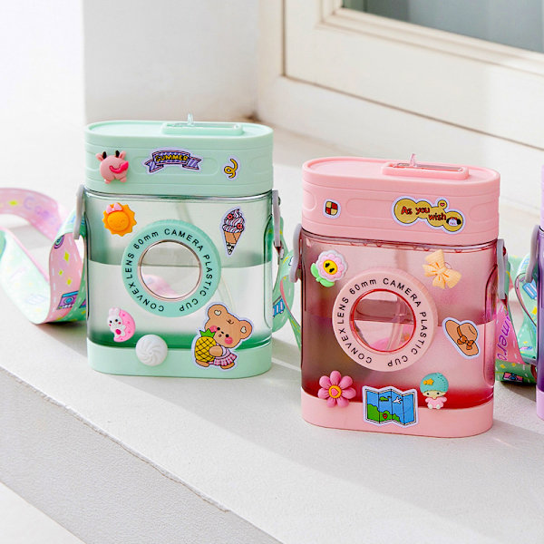 2 kpl Kamera Vesipullo, Kawaii Vesipullo Hauskoilla Piirroshahmo Tarroilla. Kannettava Vuotamaton BPA-vapaa Juomapullo