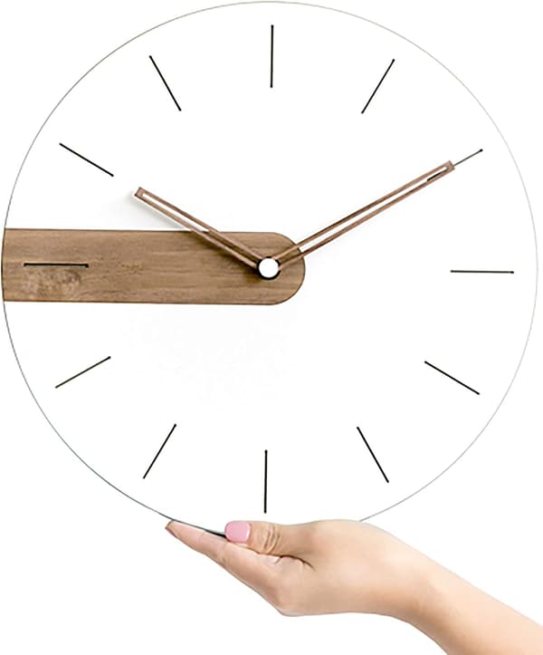 Modern minimalistisk tyst väggklocka med synliga träelement, utan siffror