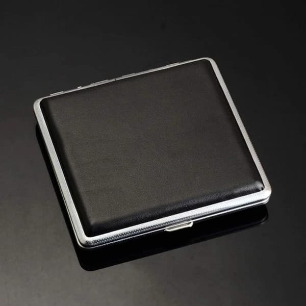 Cigarette case in leather and metal for 20 regular cigarettes