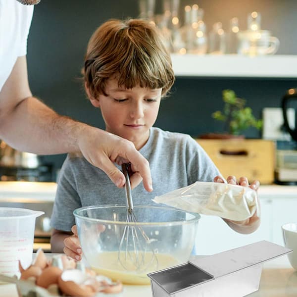 Rektangulær non-stick brødform i metal til bagning af brød med låg