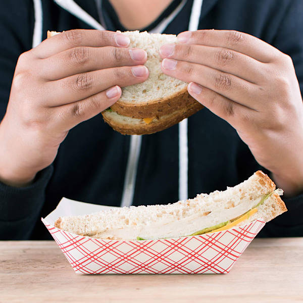 3LB Paper Hot Dog -tarjotin punavalkoisessa kuviossa. Pakkaus 25. Kertakäyttöinen, punainen ruudullinen ruokatarjotin seuraavaan juhlaan, grillijuhlaan tai karnevaaliin