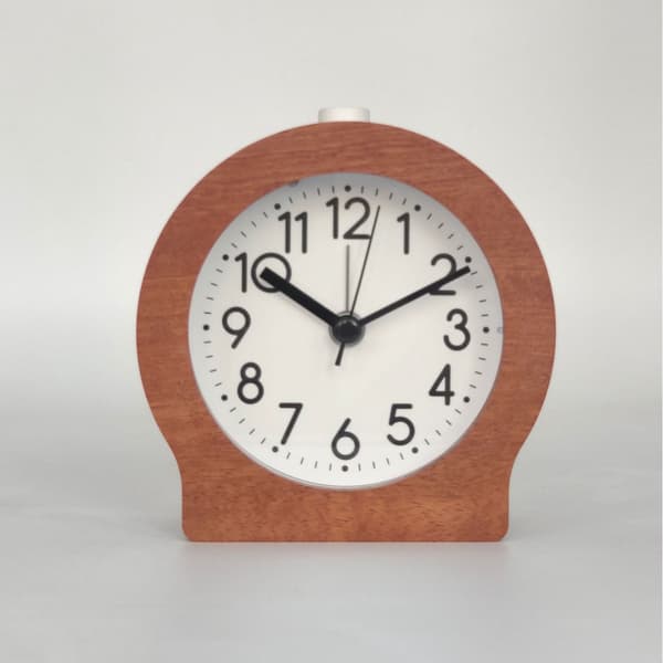 Battery-powered alarm clock with snooze function in wood