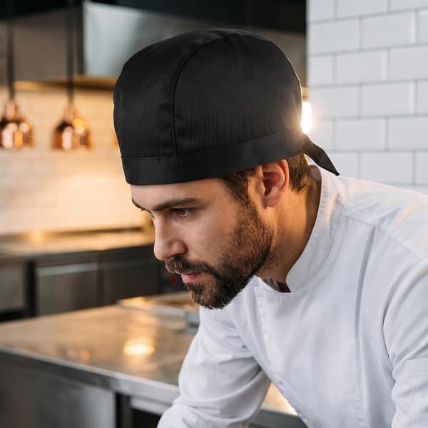 Sort kokkehue med bindebånd til mænd og kvinder i catering