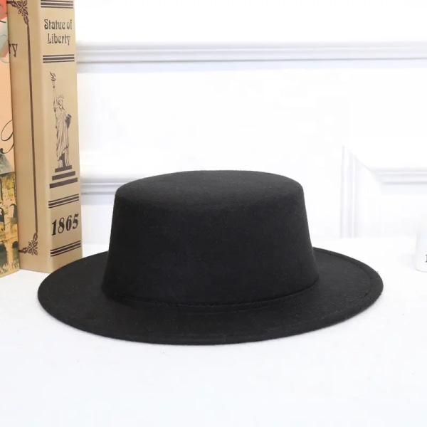 1 stk klassisk flad tophat Britisk stil jazzhat Manhattan hat kasket med lige skygge til unisex (sort)