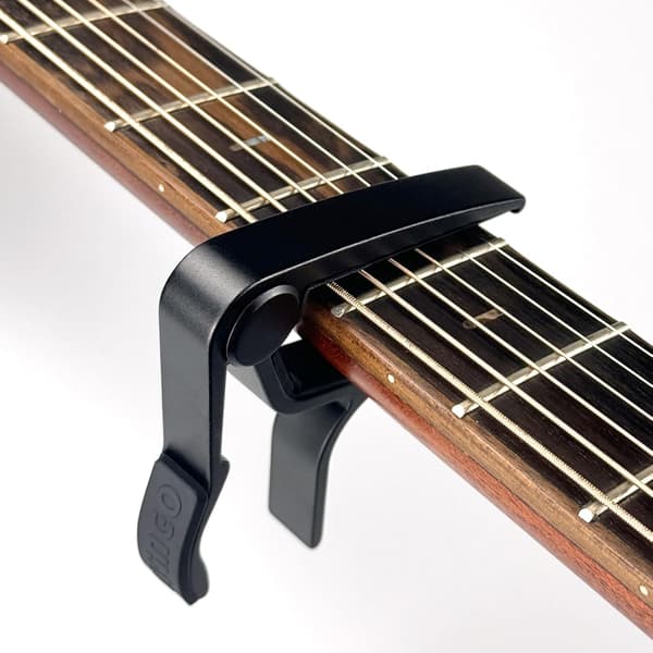 Gitarcapo for akustiske og elektriske gitarer med 5 gratis plektre, svart