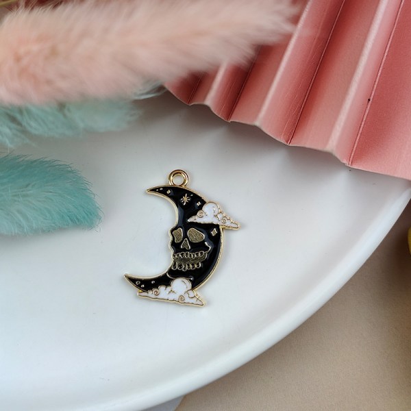 70 stk. 7Style Black Gothic Charms Crow Charm Goth Theme Pendant Måneskalle Krage Eagle Snake Cat with Witch Hat Assorted
