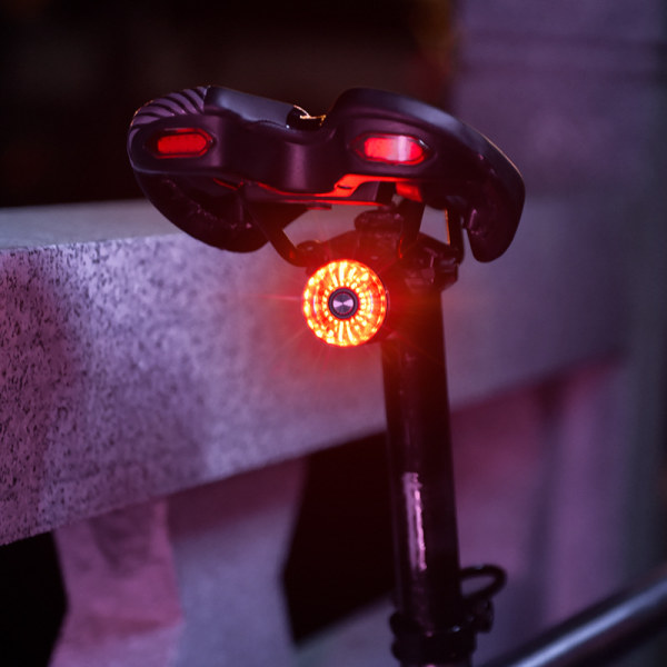 Smart cykel bakljus: automatisk på/av bakre cykelficklampa Ultraljust bakre bromsljus High Lumen Daytime Strobe USB R