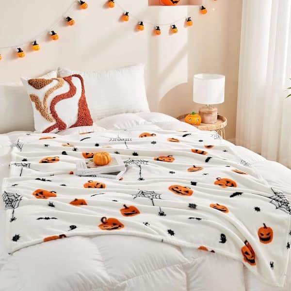 Soft and cuddly Halloween blanket, spooky pumpkin, bat and spider web pattern, white throw for sofa, bed, home decor, gifts 127 x 152 cm
