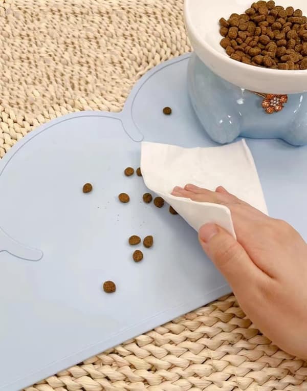 Skridsikker måtte til katte og hunde, skyformet måtte, egnet til madskåle og vandskålsmatte.