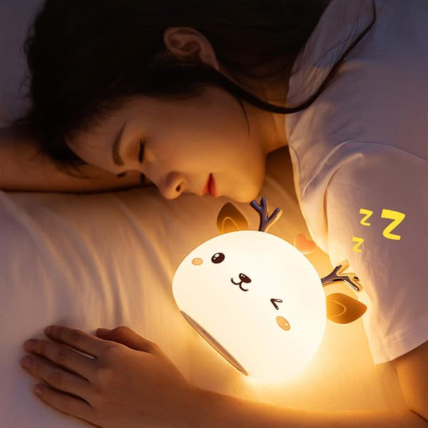 LED Natlampe Elg - 7 Farver Lys - Blød Silikone - til Børne- og Babyværelse (USB Genopladelig)