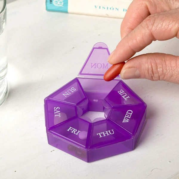 Dose 7-sidig 7-dagars pillerpåminnelsebehållare, blandade färger, lätt att fylla, mjukt överlock, pillerdispenser