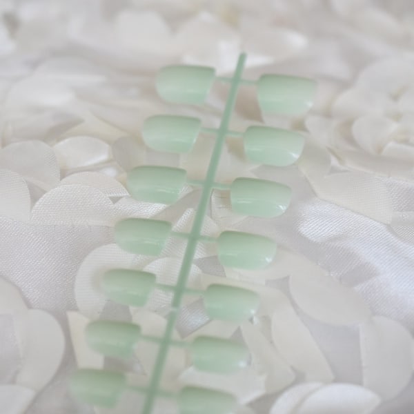 240 stk. Lysegrønne Påsætningsnegle Nem DIY Runde Korte Fuldindpakkede Akryl Fake Negle til Finger Patch Manicure