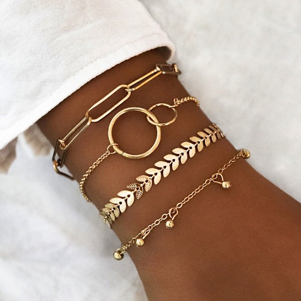 Sæt med 4 boho-inspirerede perlearmbånd, guld