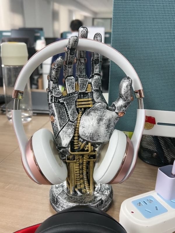 Cyberpunk Manipulator XBOX Switch Controller Storage Computer Racing Desk Stand Resin Ornament for Boys