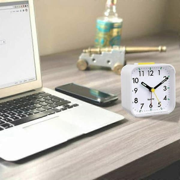 Deckon Silent Analog Alarm Clock, Gentle Wake-up, Beep Sound, Volume Increase, Battery-operated Snooze and Light Function, Easy Setting